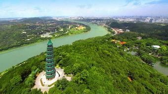 南宁青秀山吃瓜,夏日避暑吃瓜，尽享悠闲时光